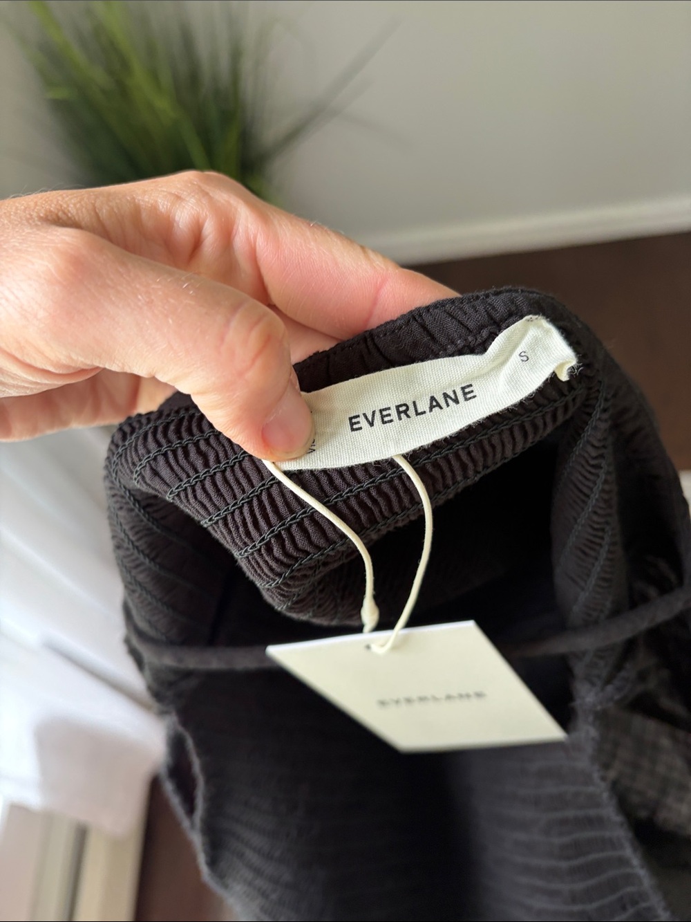 Everlane Black Cropped Smocked Flutter Sleeve Cropped Top NWT - Picture 3 of 5